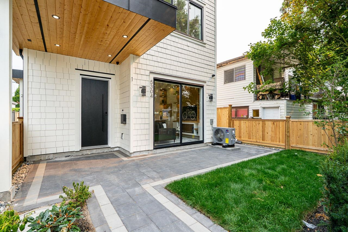 Family Room Photo of 1 5304 Elgin Street, Vancouver, BC