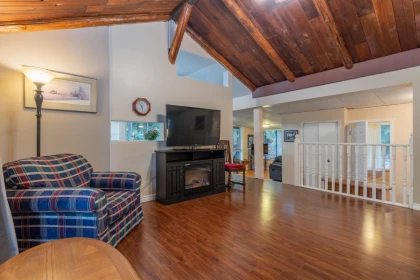 Kitchen Island Photo of 10821 N Popkum Road, Rosedale, BC