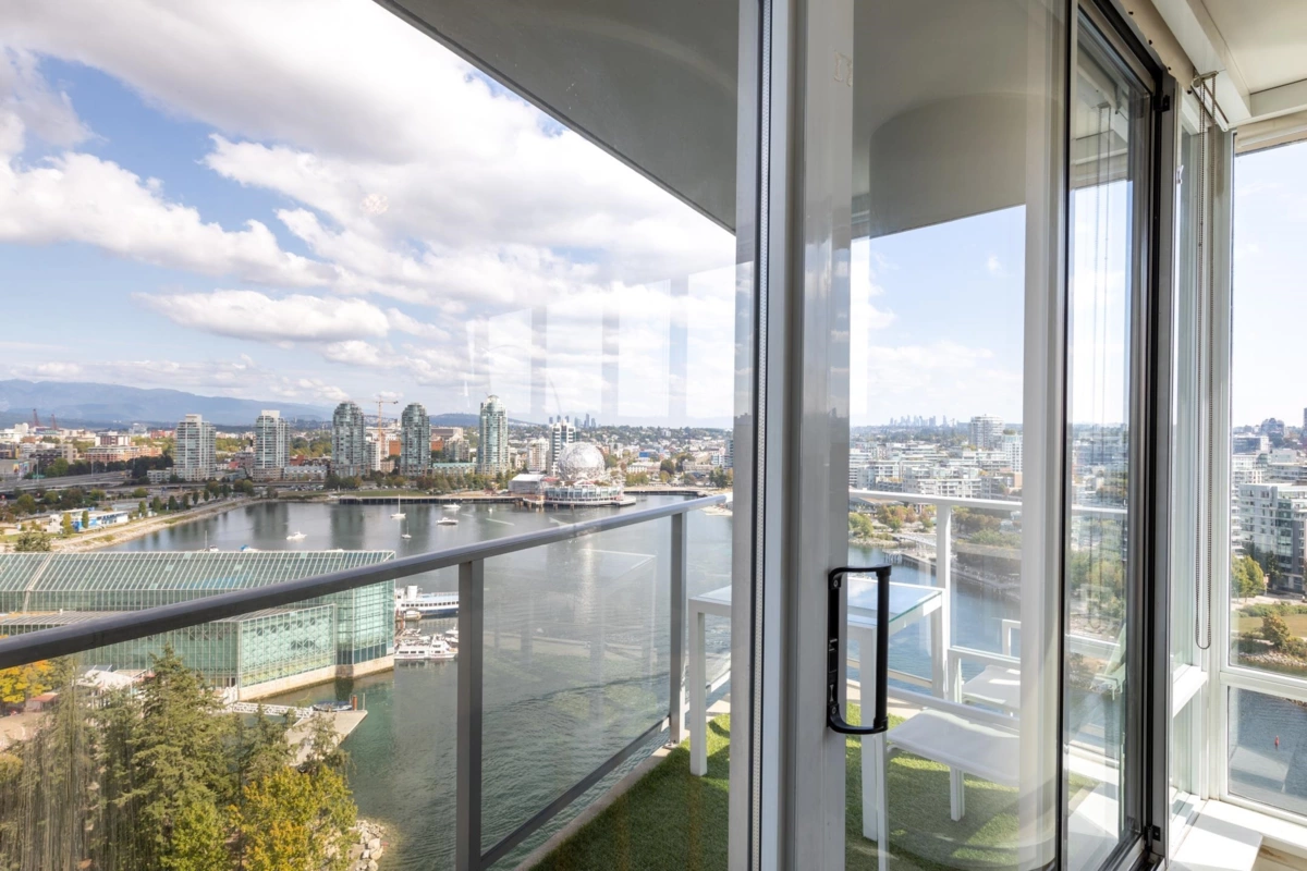 Walk-In Closet Photo of 2501 8 Smithe Mews, Vancouver, BC