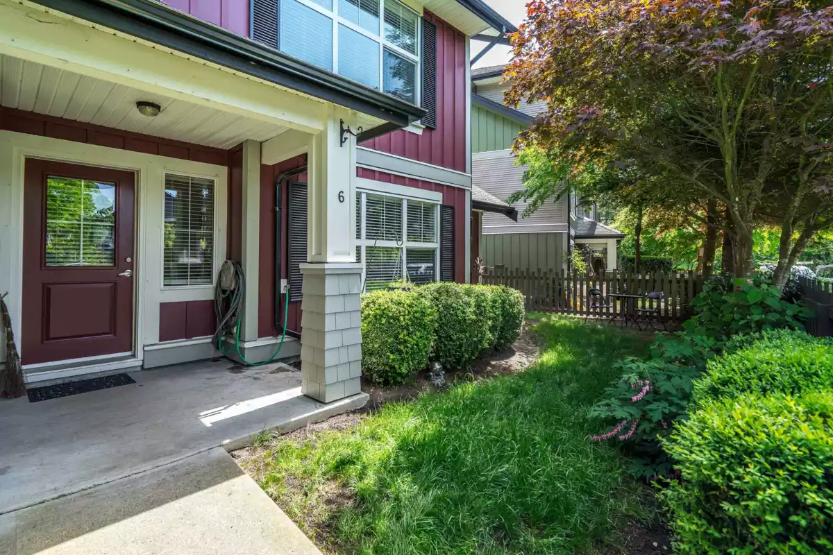Family Room Photo of 6 18211 70 Avenue, Surrey, BC