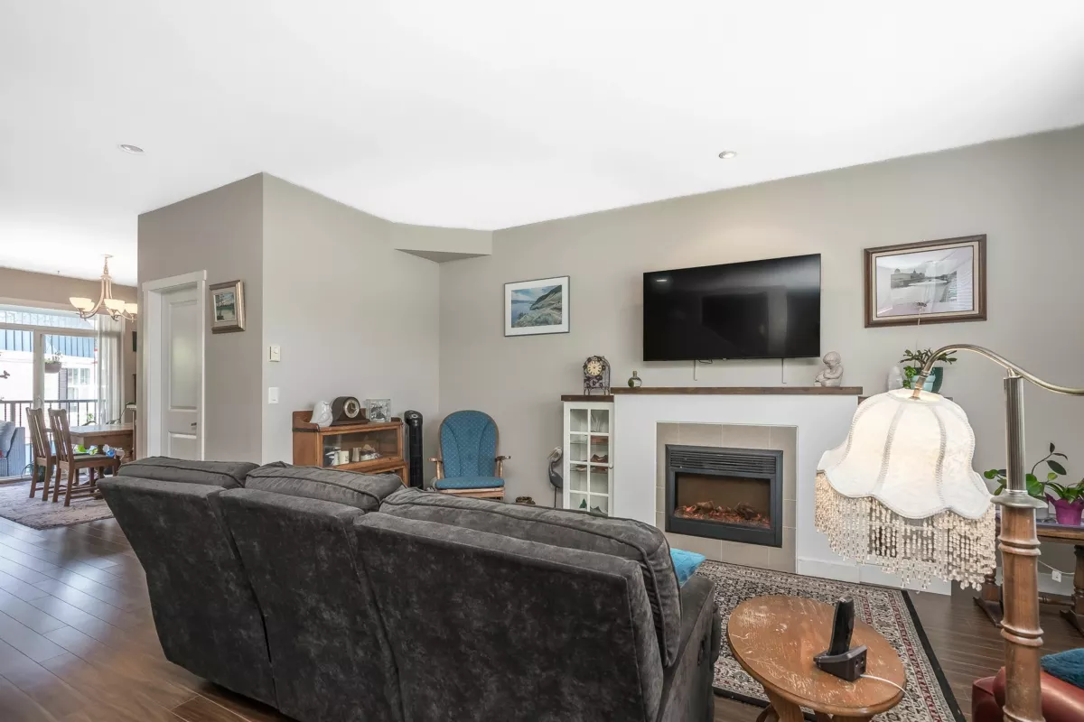 Primary Bathroom Photo of 6 18211 70 Avenue, Surrey, BC