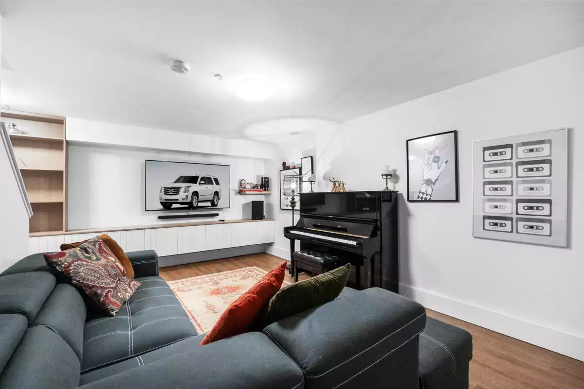 Entry Foyer Photo of 5 1133 Ridgewood Drive, North Vancouver, BC