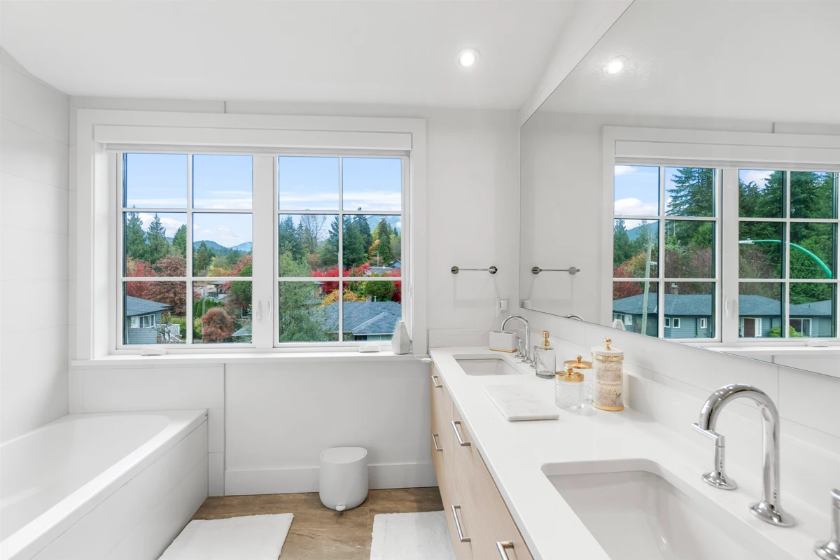 Hot Tub / Spa Photo of 5 1133 Ridgewood Drive, North Vancouver, BC
