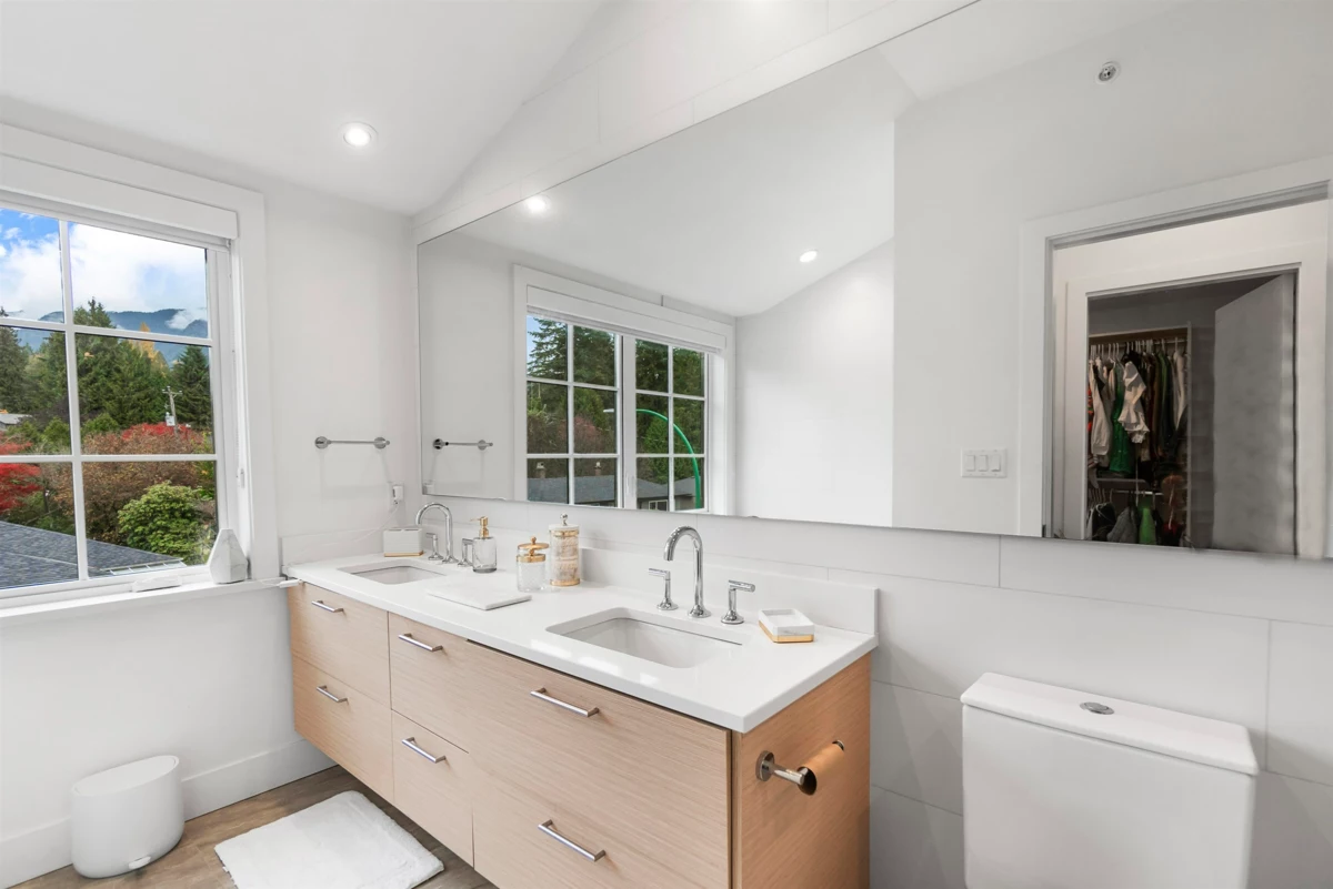 Swimming Pool Photo of 5 1133 Ridgewood Drive, North Vancouver, BC