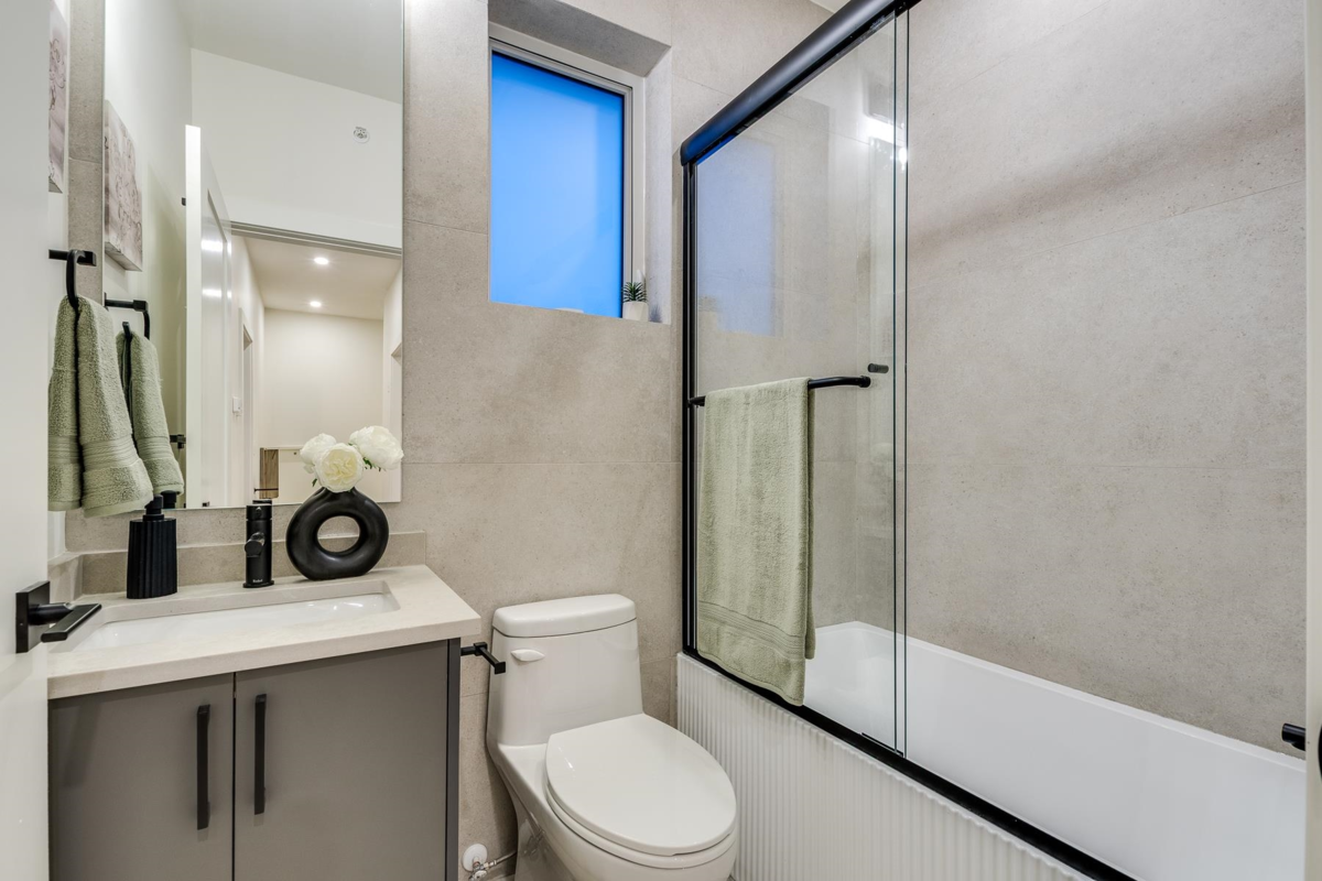 Swimming Pool Photo of 2261 E 35th Avenue, Vancouver, BC