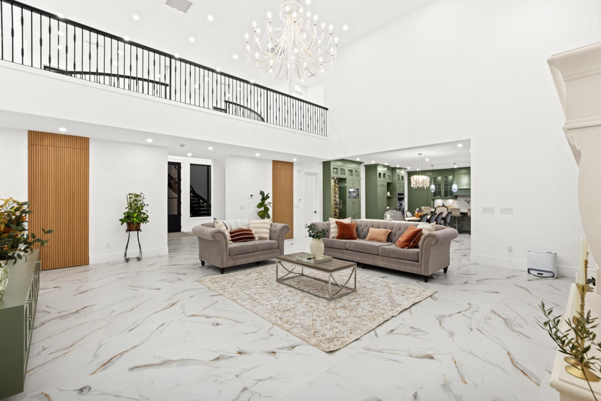 Kitchen Island Photo of 19890 16 Avenue, Langley, BC