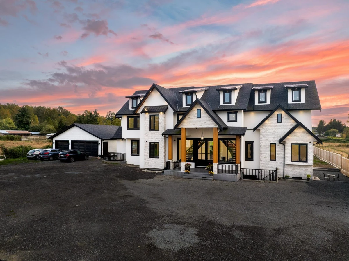 Living Room Photo of 19890 16 Avenue, Langley, BC