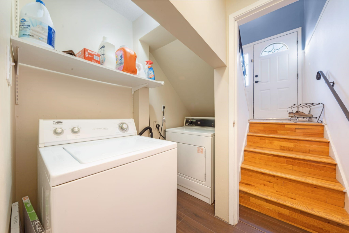 Entry Foyer Photo of 3870 Richmond Street, Port Coquitlam, BC