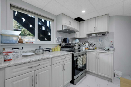 Kitchen Island Photo of 32373 Grouse Court, Abbotsford, BC