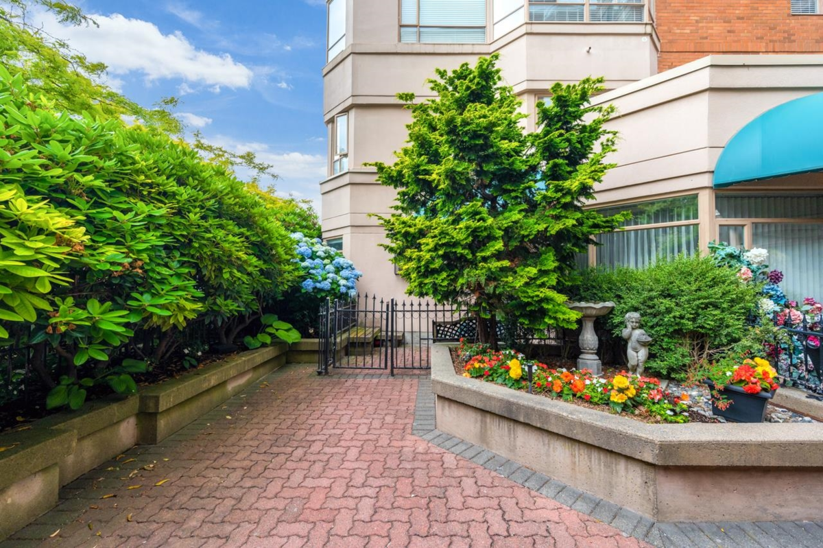 Basement Recreation Room Photo of 101 15111 Russell Avenue, White Rock, BC