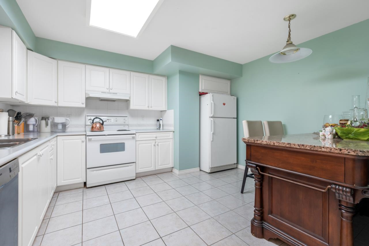 Breakfast Nook Photo of 101 15111 Russell Avenue, White Rock, BC