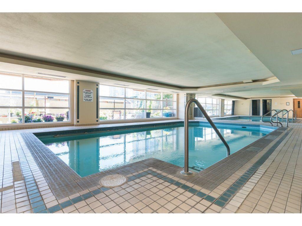 Entry Foyer Photo of 101 15111 Russell Avenue, White Rock, BC