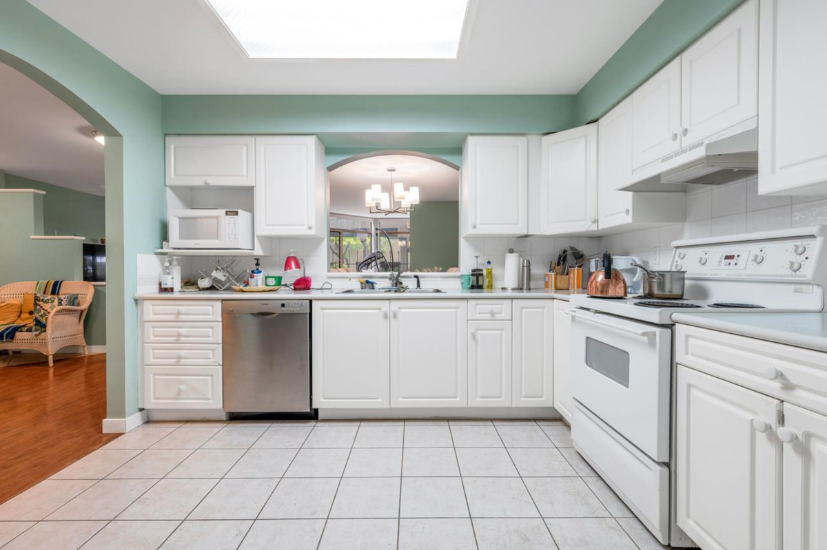 Kitchen Island Photo of 101 15111 Russell Avenue, White Rock, BC
