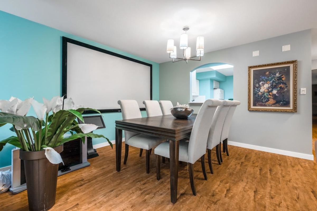 Kitchen Photo of 101 15111 Russell Avenue, White Rock, BC