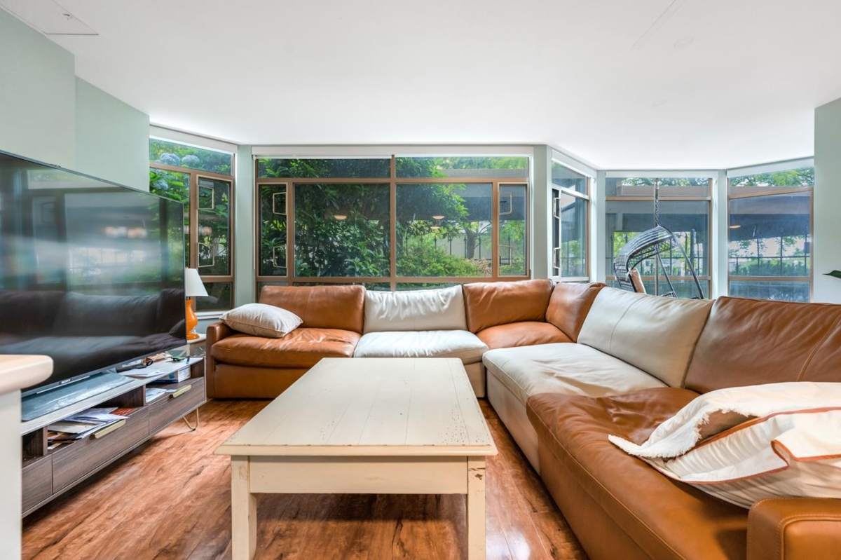 Living Room Photo of 101 15111 Russell Avenue, White Rock, BC