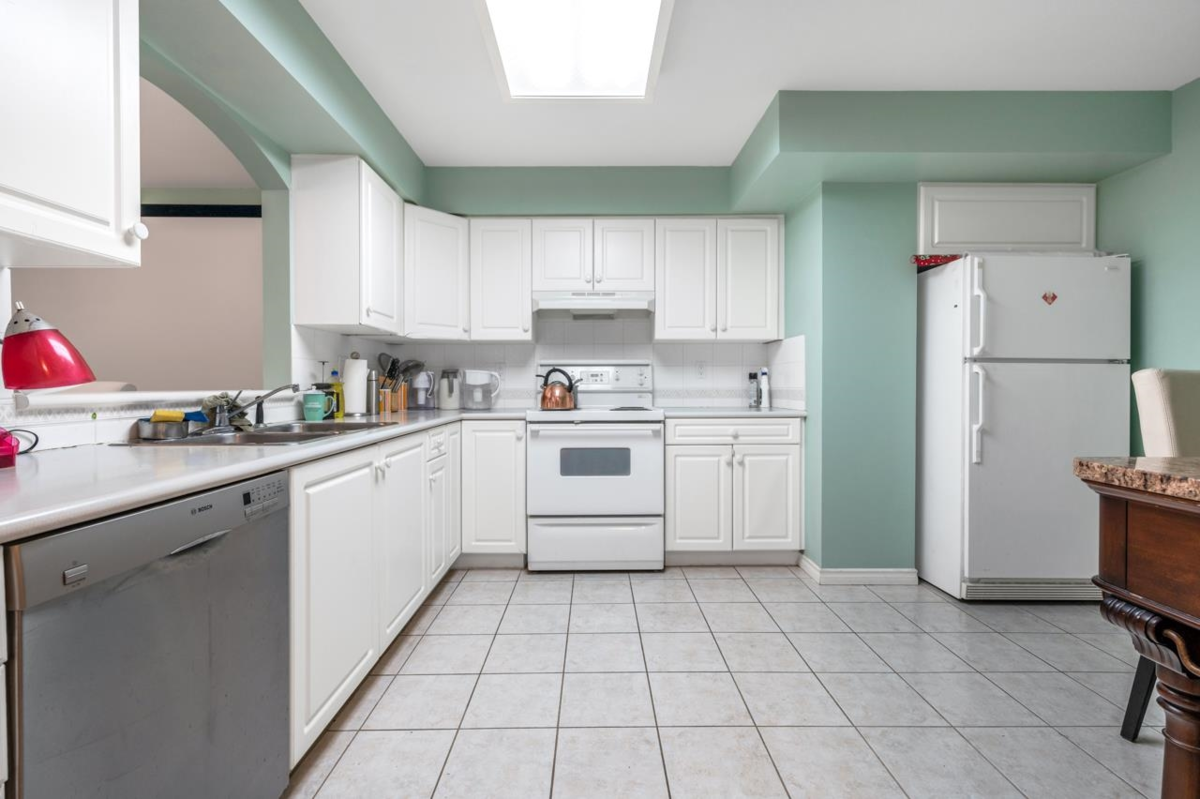 Pantry Photo of 101 15111 Russell Avenue, White Rock, BC