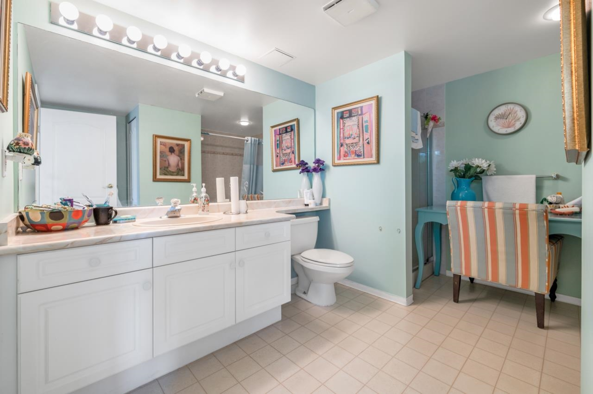 Powder Room Photo of 101 15111 Russell Avenue, White Rock, BC