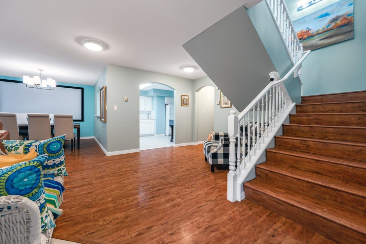 Primary Bathroom Photo of 101 15111 Russell Avenue, White Rock, BC