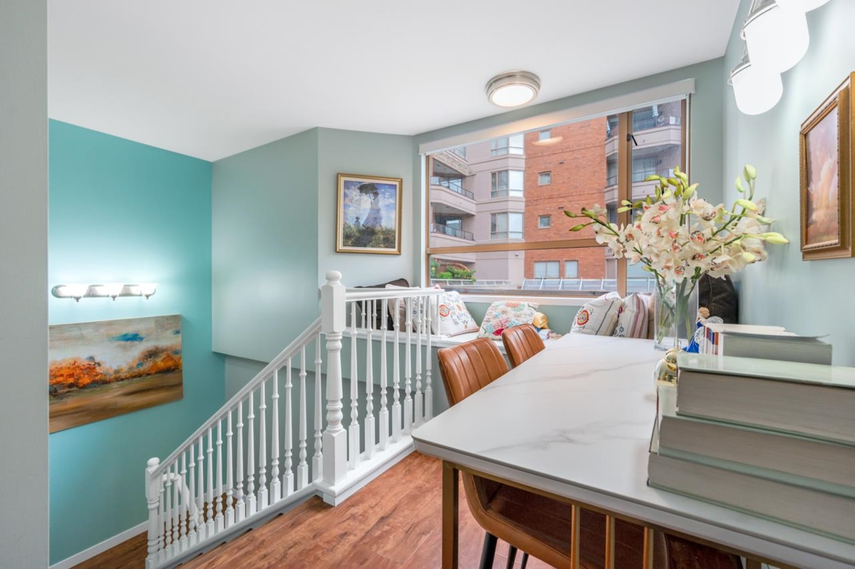 Walk-In Closet Photo of 101 15111 Russell Avenue, White Rock, BC