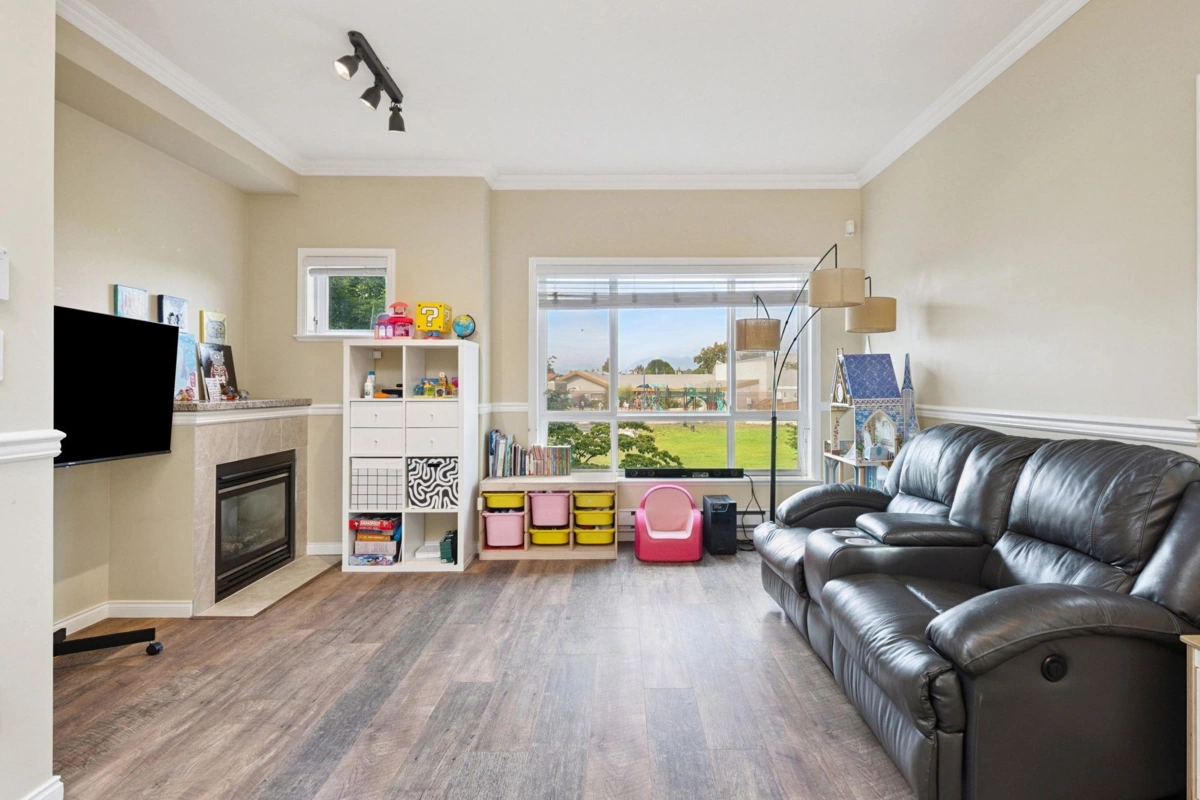 Dining Area Photo of 16 9451 Granville Avenue, Richmond, BC
