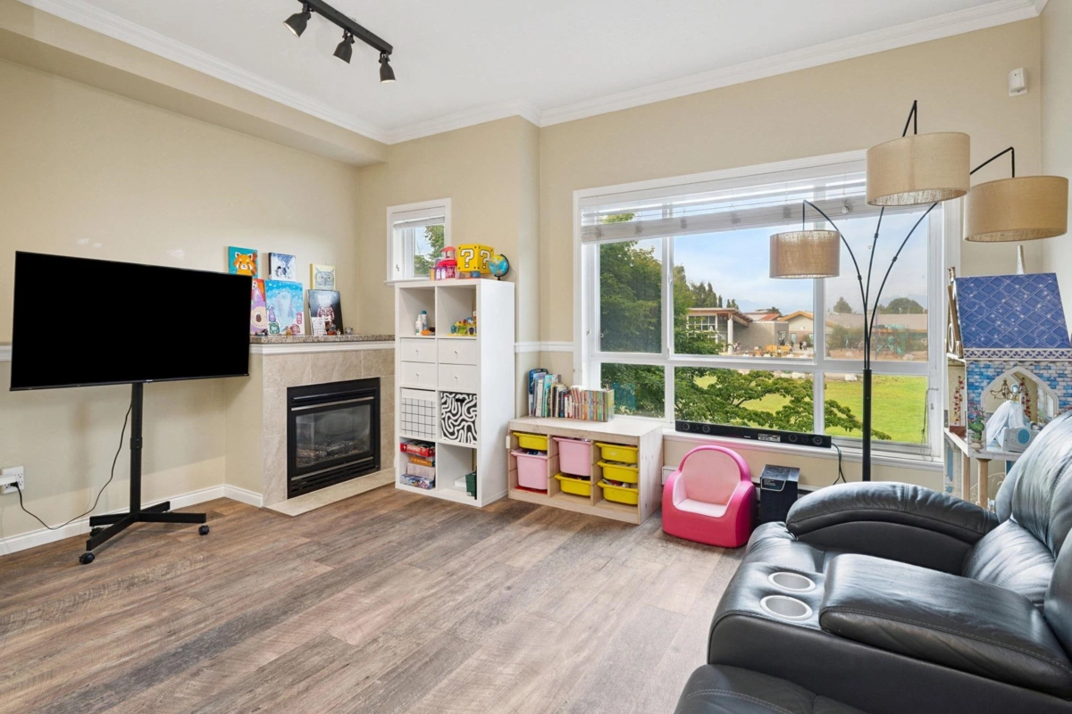 Family Room Photo of 16 9451 Granville Avenue, Richmond, BC