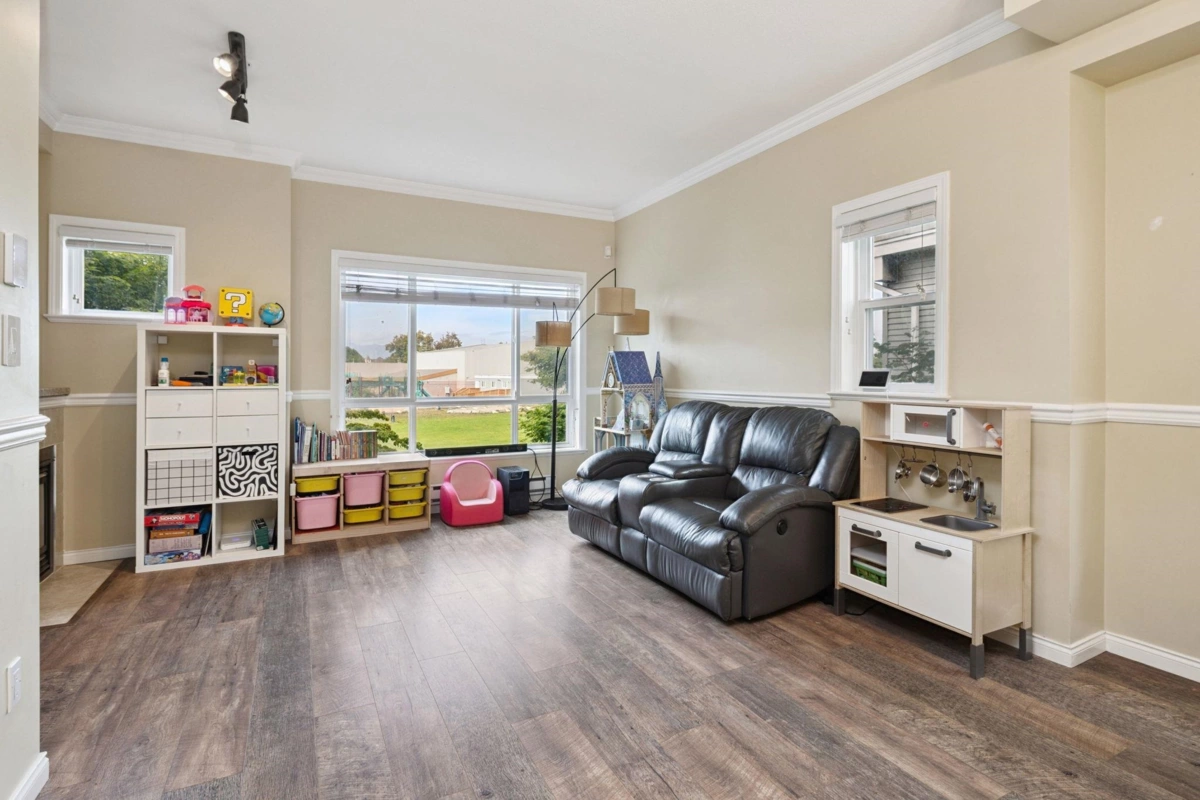 Kitchen Photo of 16 9451 Granville Avenue, Richmond, BC