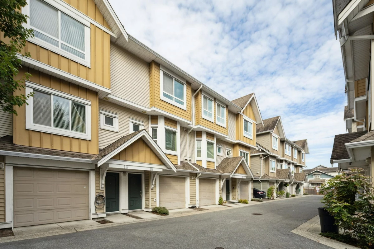 Living Room Photo of 16 9451 Granville Avenue, Richmond, BC