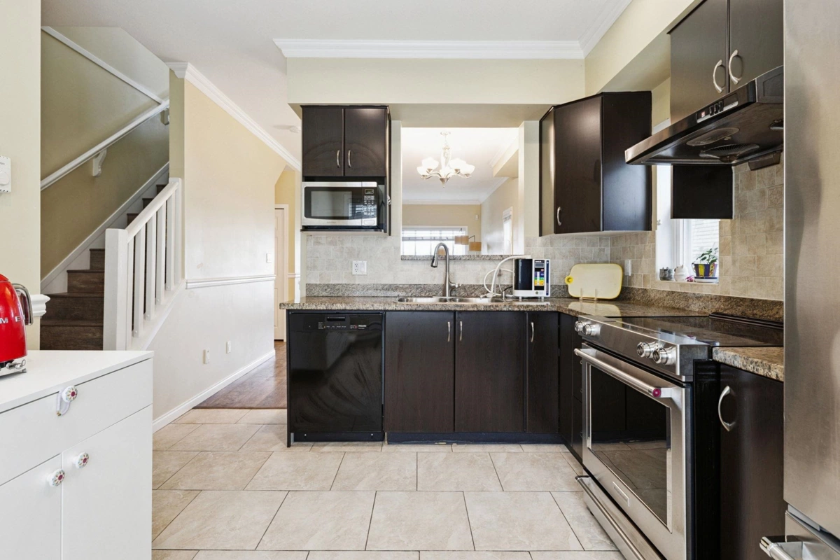 Walk-In Closet Photo of 16 9451 Granville Avenue, Richmond, BC