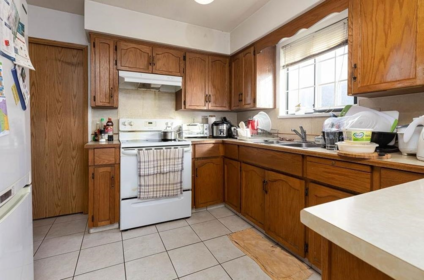 Kitchen Island Photo of 886 E 56th Avenue, Vancouver, BC