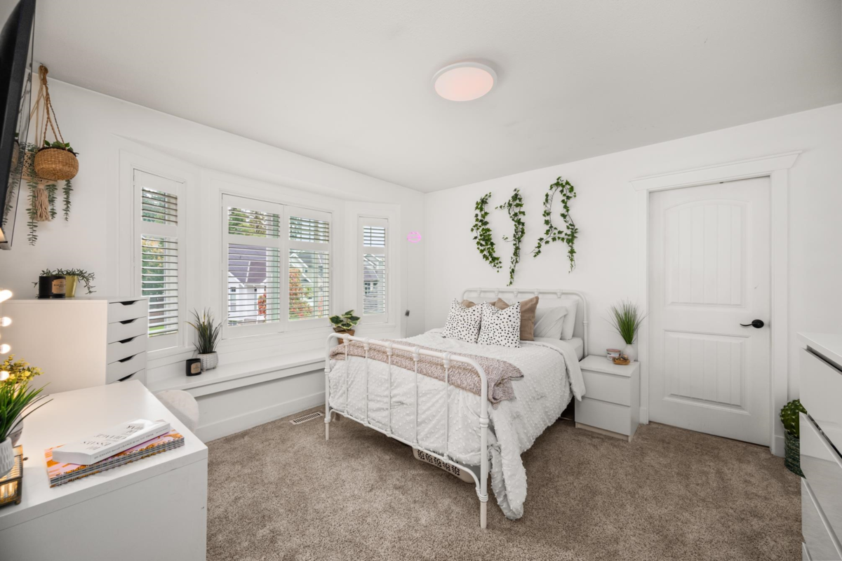 Laundry Room Photo of 6087 163a Street, Surrey, BC