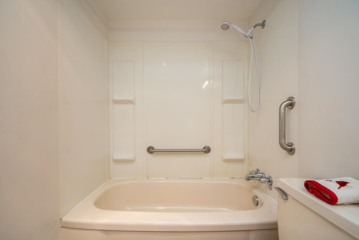 Entry Foyer Photo of 201 550 Eighth Street, New Westminster, BC