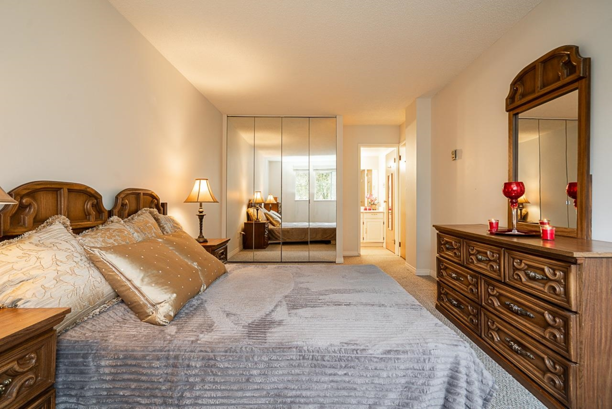 Powder Room Photo of 201 550 Eighth Street, New Westminster, BC