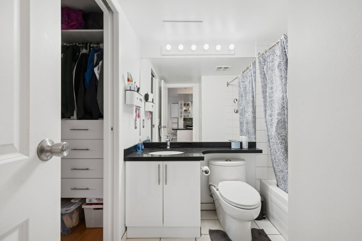 Hallway Photo of 1402 828 Agnes Street, New Westminster, BC