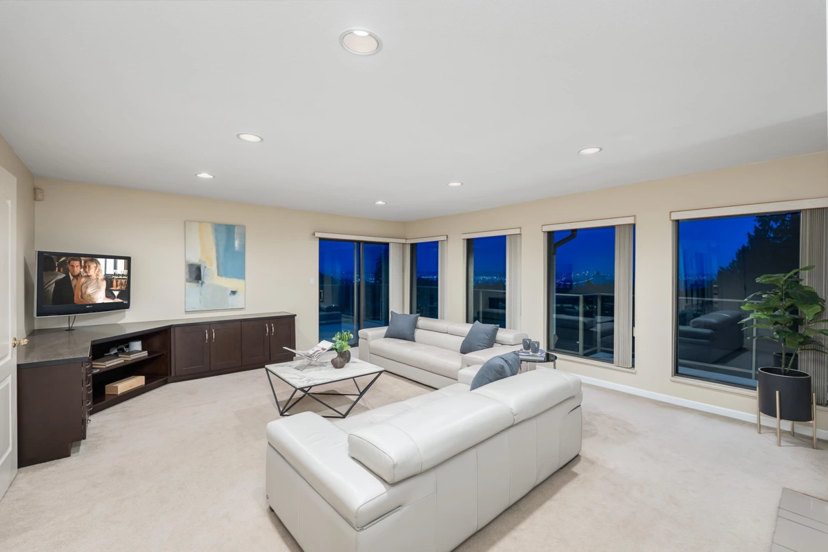 Hallway Photo of 1595 Tyrol Court, West Vancouver, BC
