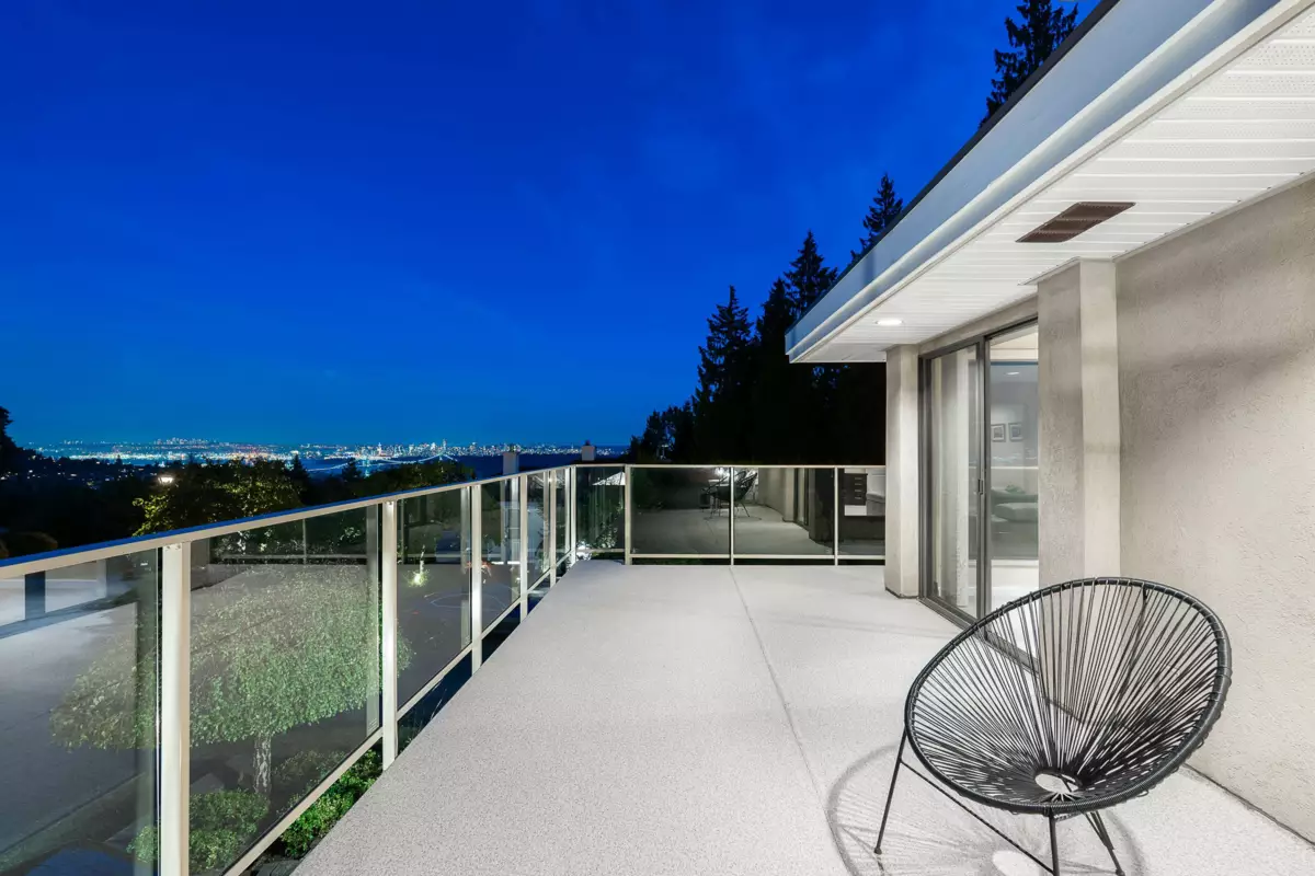 Kitchen Photo of 1595 Tyrol Court, West Vancouver, BC