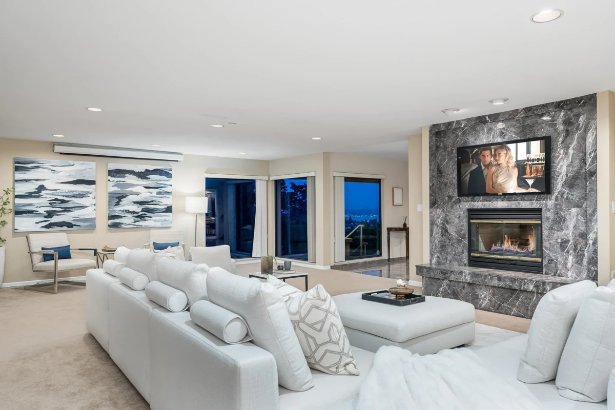 Walk-In Closet Photo of 1595 Tyrol Court, West Vancouver, BC