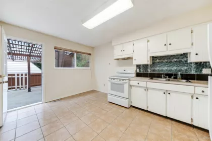 Kitchen Island Photo of 9687 131 Street, Surrey, BC