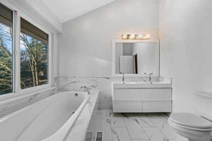 Entry Foyer Photo of 271 Montroyal Boulevard, North Vancouver, BC