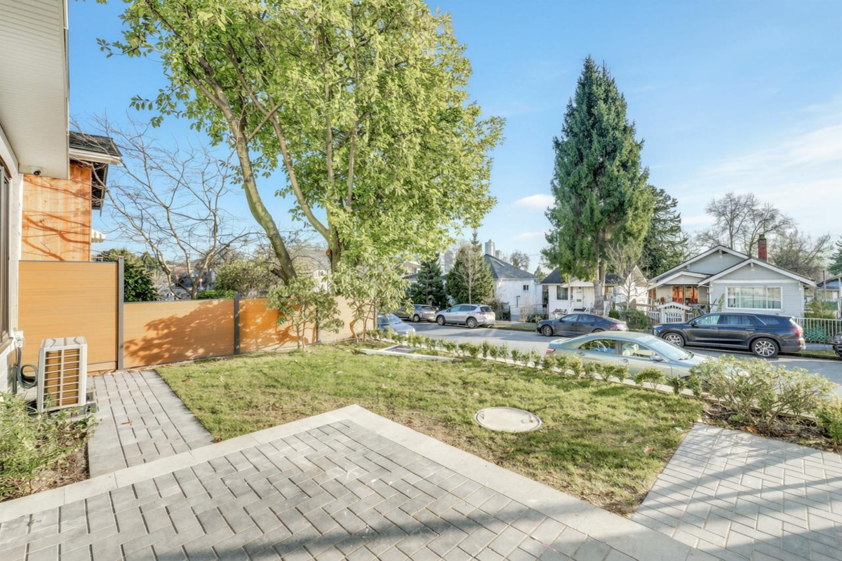 Dining Area Photo of 1 3547 E Georgia Street, Vancouver, BC