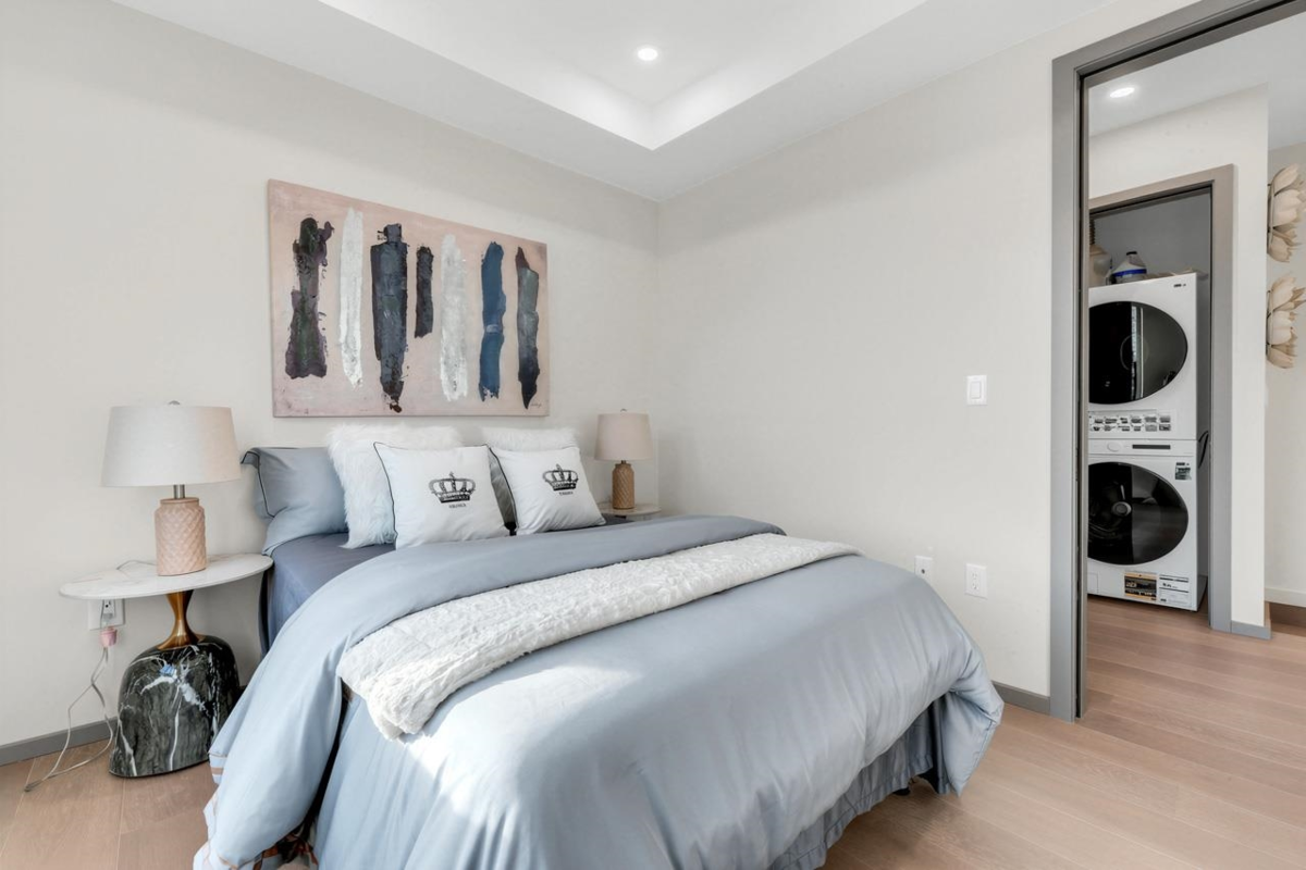 Guest Bathroom Photo of 1 3547 E Georgia Street, Vancouver, BC