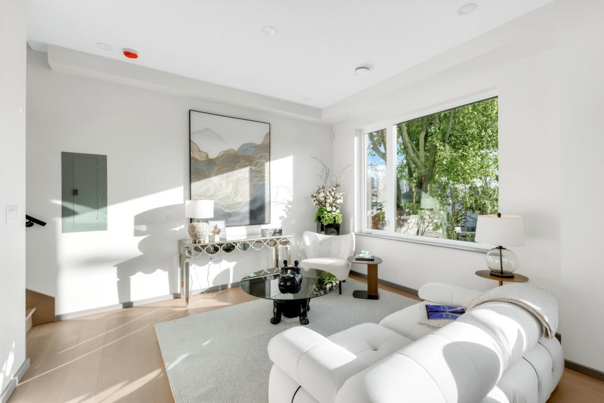 Kitchen Photo of 1 3547 E Georgia Street, Vancouver, BC