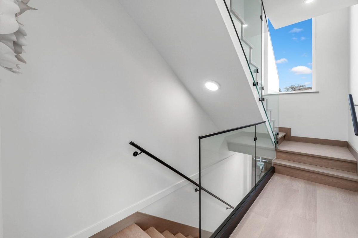 Mudroom Photo of 1 3547 E Georgia Street, Vancouver, BC