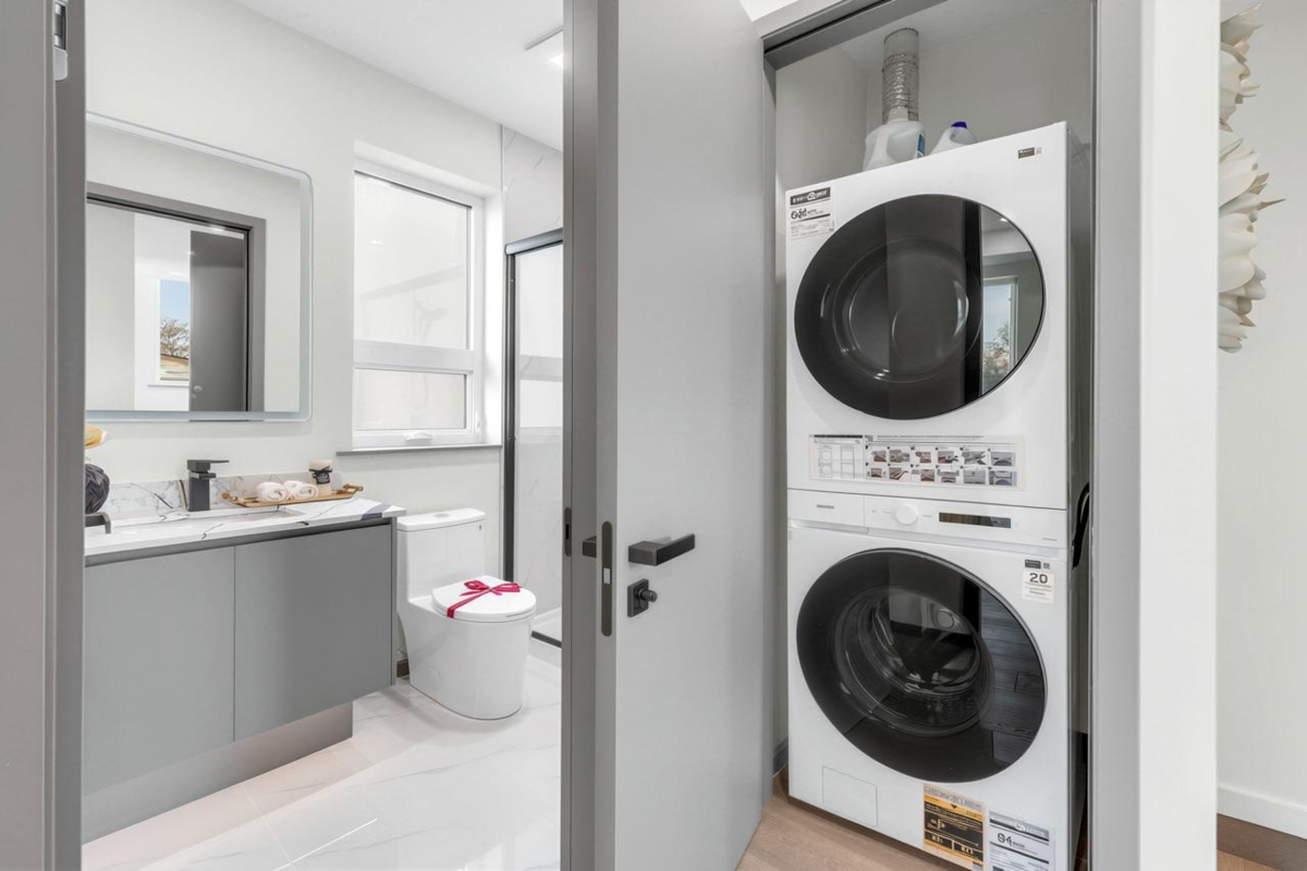 Outdoor Kitchen Photo of 1 3547 E Georgia Street, Vancouver, BC