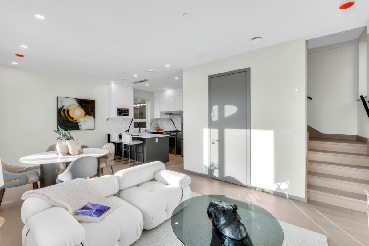 Primary Bathroom Photo of 1 3547 E Georgia Street, Vancouver, BC