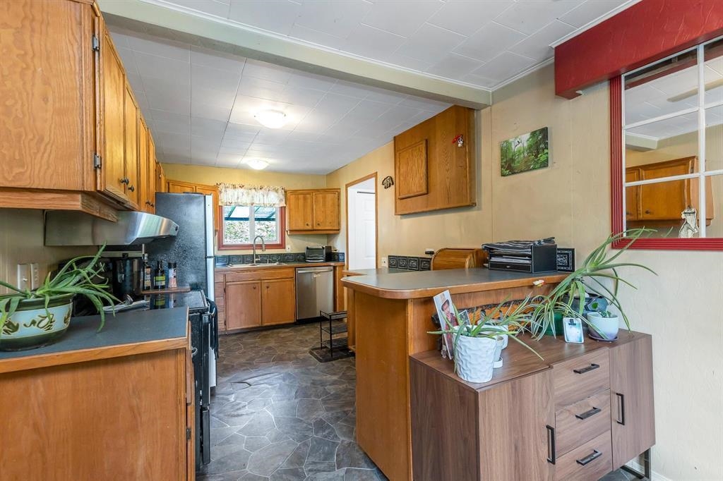 Guest Bathroom Photo of 33581 Dewdney Trunk Road, Mission, BC
