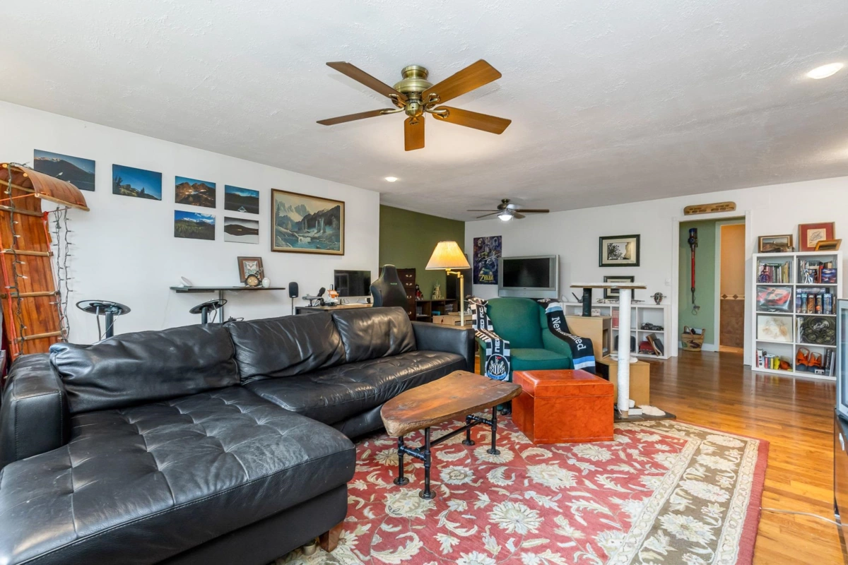 Hallway Photo of 33581 Dewdney Trunk Road, Mission, BC