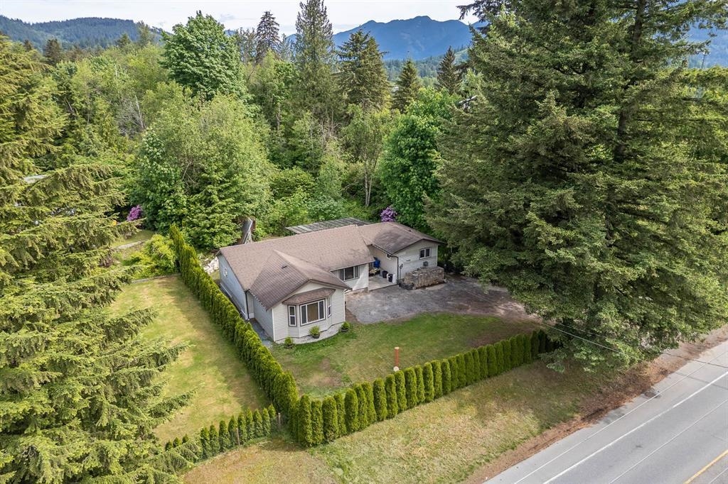 Kitchen Island Photo of 33581 Dewdney Trunk Road, Mission, BC