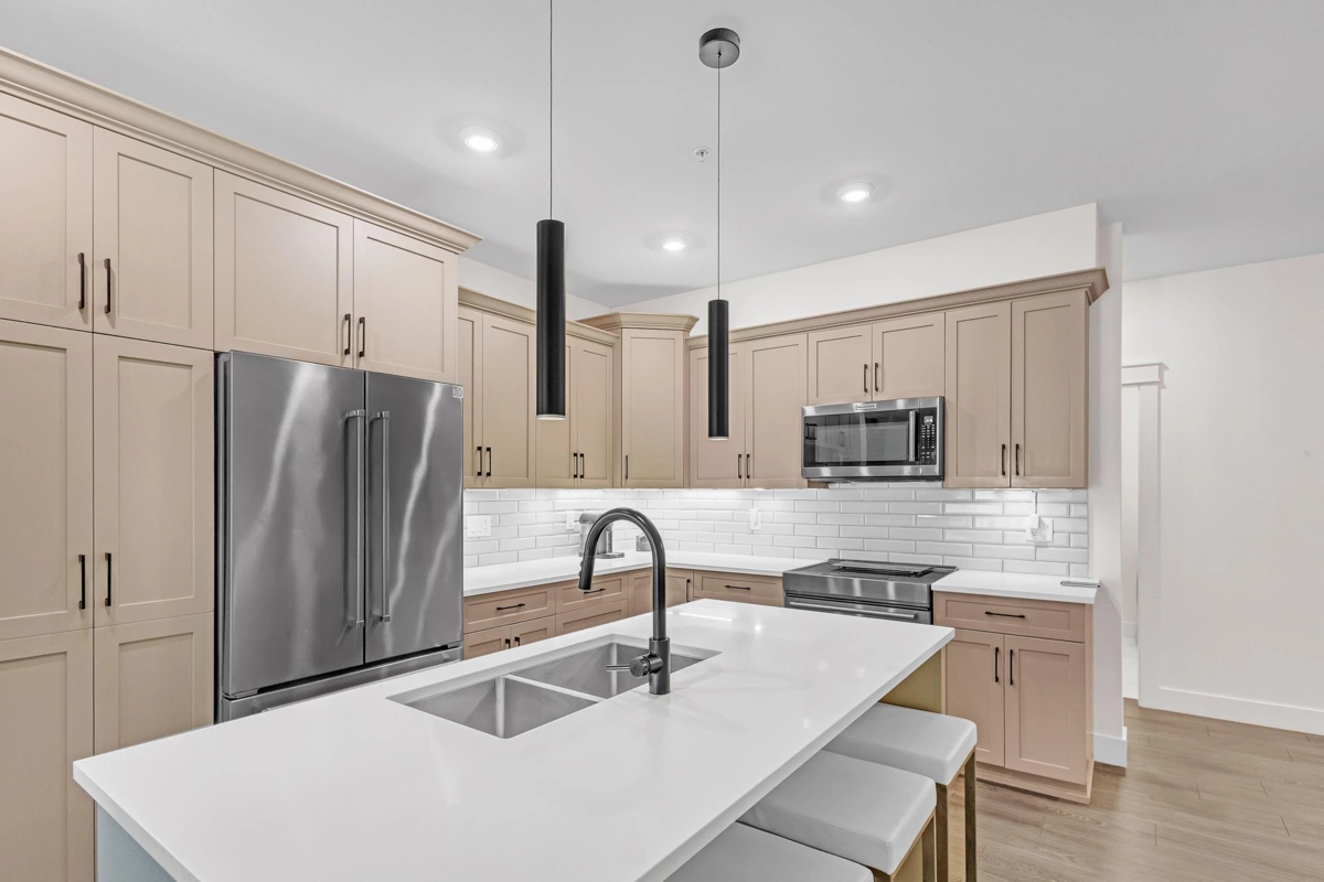 Kitchen Island Photo of 403 5380 Tyee Lane, Chilliwack, BC