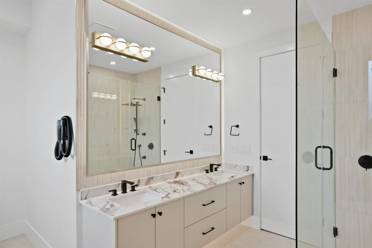 Hallway Photo of 15630 23a Avenue, Surrey, BC