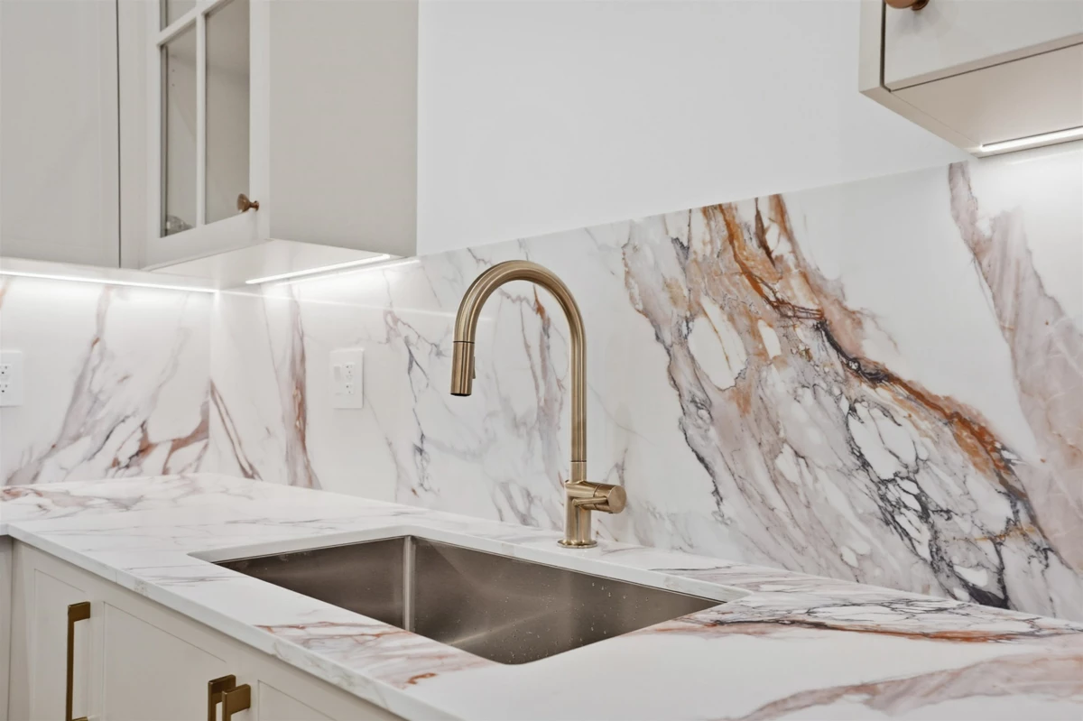 Kitchen Island Photo of 15630 23a Avenue, Surrey, BC